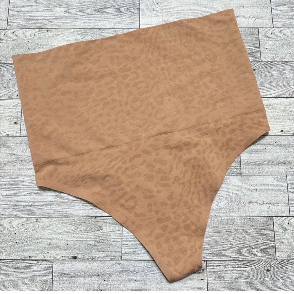 Victoria's Secret Tan Shapewear thong M